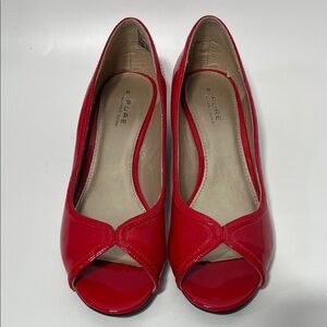 NWOT Alfred Sung Pure Red Size 8 Peep Toe Patent Wedge Kitten Heels